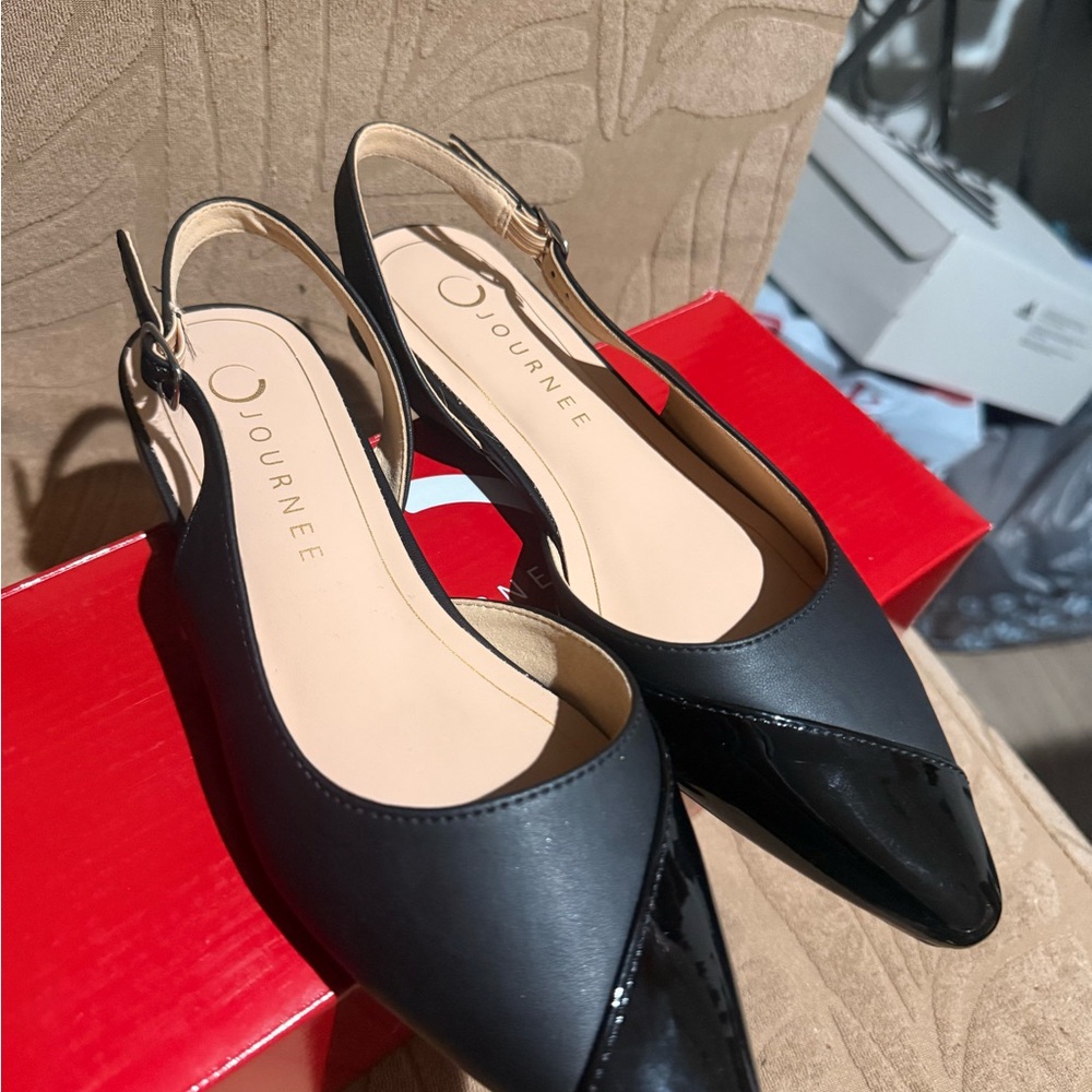 Journee Collection Black Pointed Slingback Flats - Picture 6 of 7